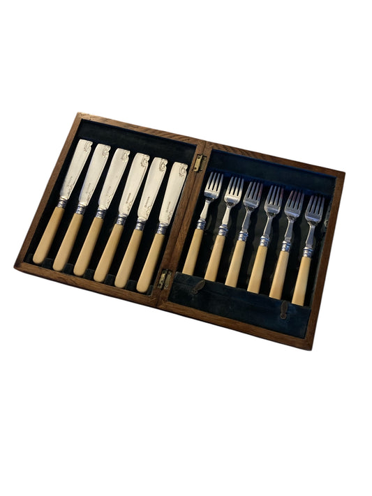 12 PIECE CASED SILVER PLATED FISH CUTLERY SET – DEAKIN & SONS