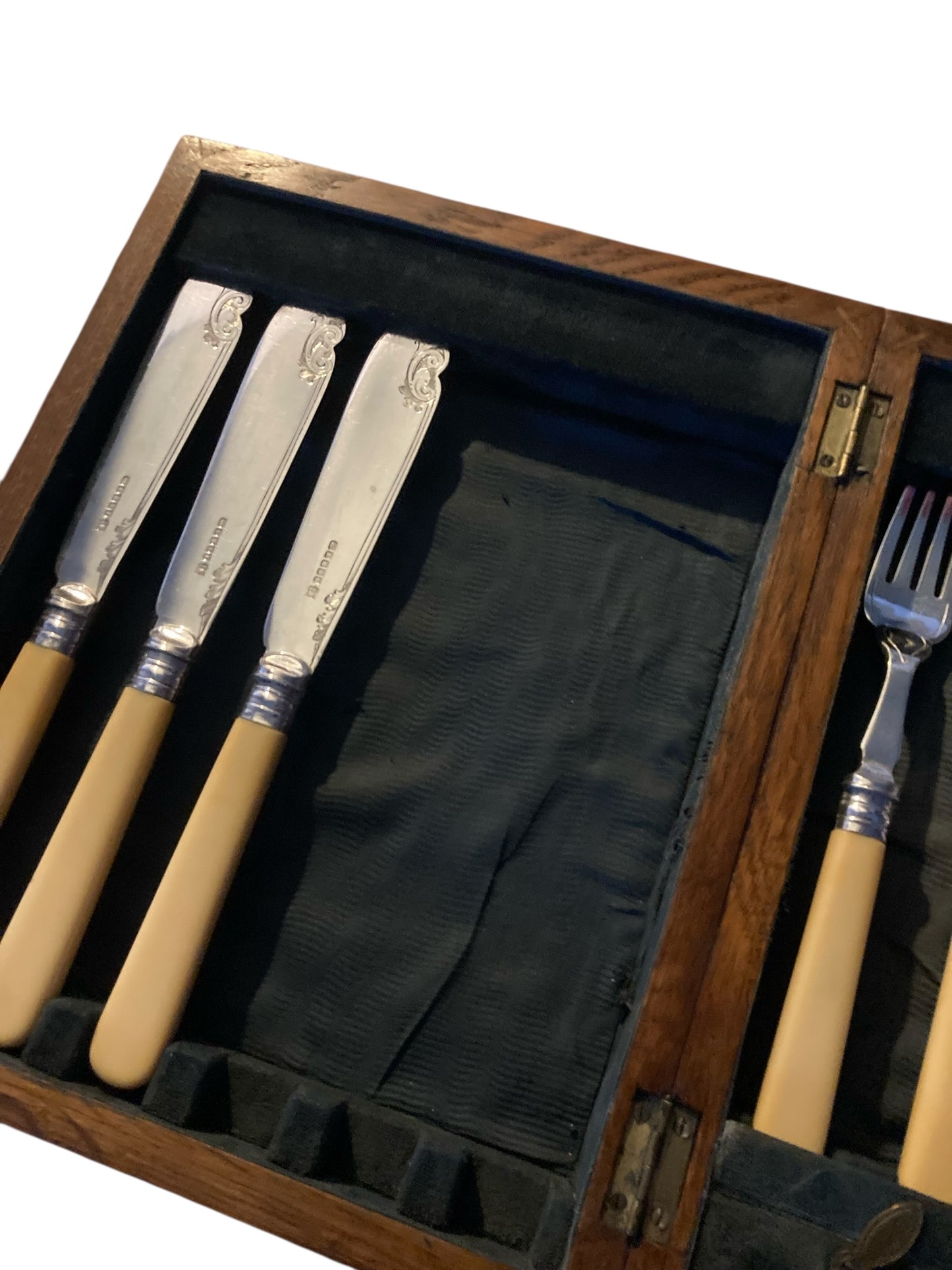12 PIECE CASED SILVER PLATED FISH CUTLERY SET – DEAKIN & SONS