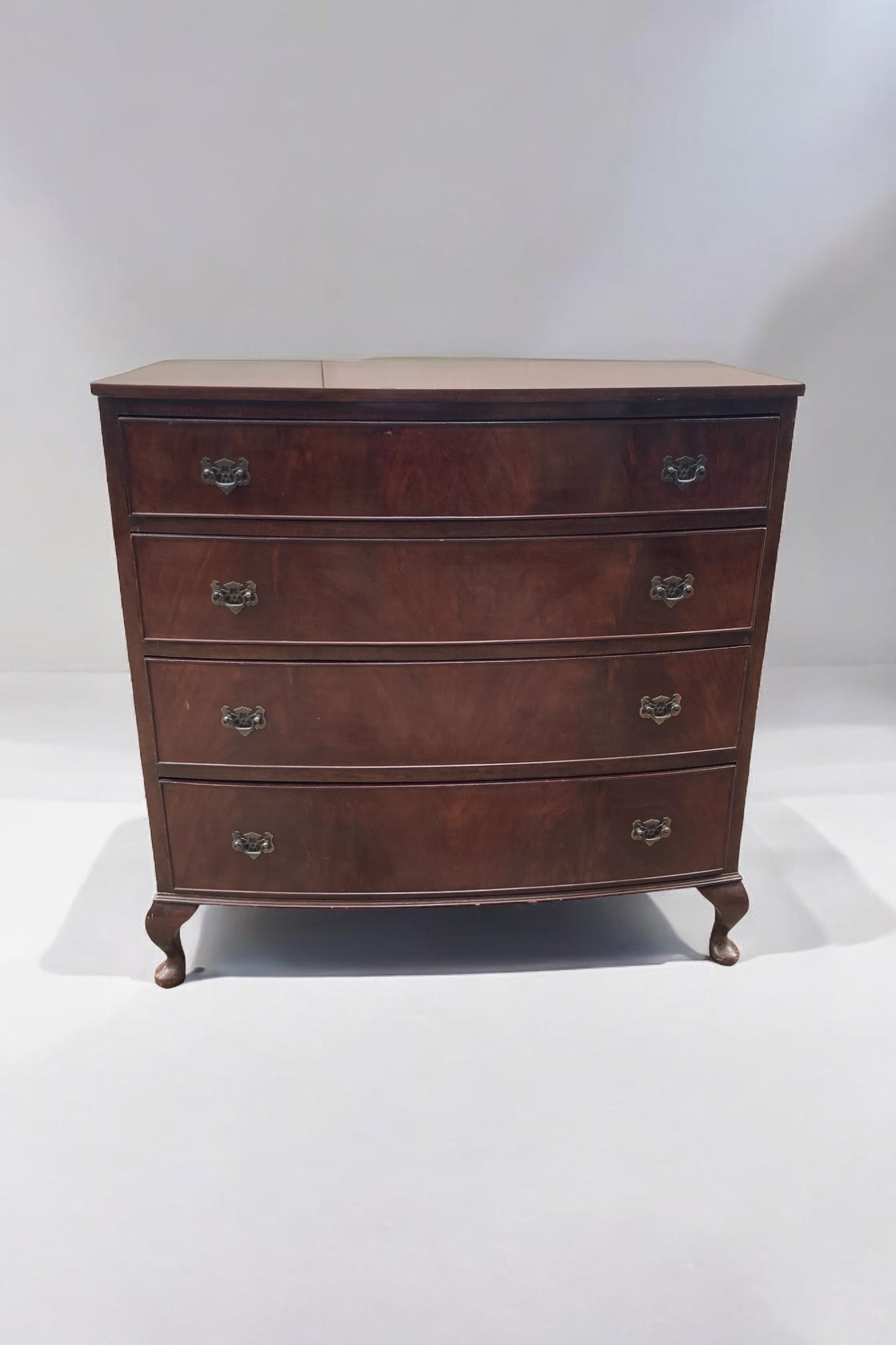 Bow fronted Mahogany Chest of 4 graduated drawers,